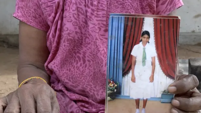 මුල්ලිවයික්කාල් අවසන් සටනට මැදිවී අතුරුදහන් වූ දියණිය යළි නිවසට පැමිණෙන තෙක් වසර 14ක සිට තමා සහ සැමියා මග බලා සිටින බව තුඩරාසනි නිර්මලාදේවි BBC සිංහල සේවයට පැවසුවාය.