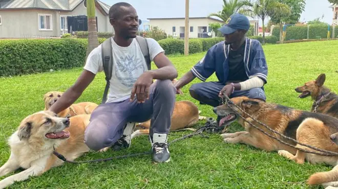 Bagaragaza(imbere) hamwe na zimwe mu mbwa atoza