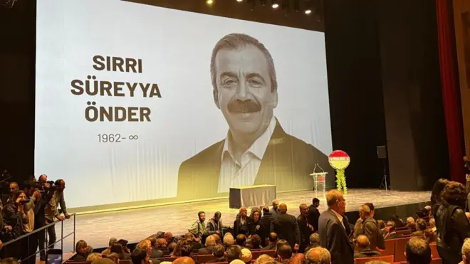 Sırrı Süreyya Önder için Taksim Atatürk Kültür Merkezi'nde düzenlenen anma töreni saygı duruşuyla başladı, kürsü konuşmalarıyla devam etti.