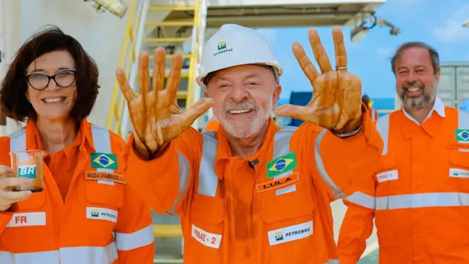 Lula muestra sus manos cubiertas de crudo