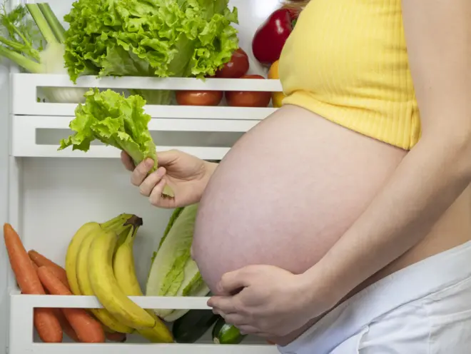गरोदरपणात किती आणि काय खावं ?