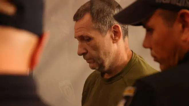 Михайло Сцельніков, підозрюваний у вбивстві Андрія Парубія, виходить із зали суду 