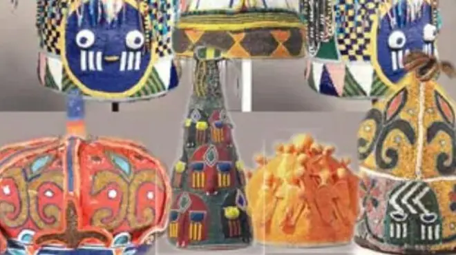 Ọpọlọpọ adé ọba ilẹ̀ Yorùbá tó ní onírúurú awọ, tí wọn sì fi dá àrà ni orisirisi. Àwọn kan kúrú nígbà tí àwọn kan ga. 