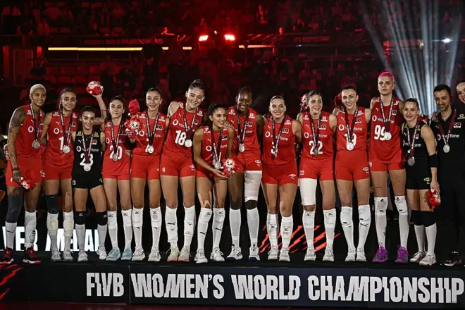 Türkiye A Milli Kadın Voleybol Takımı kutlama podyumunda