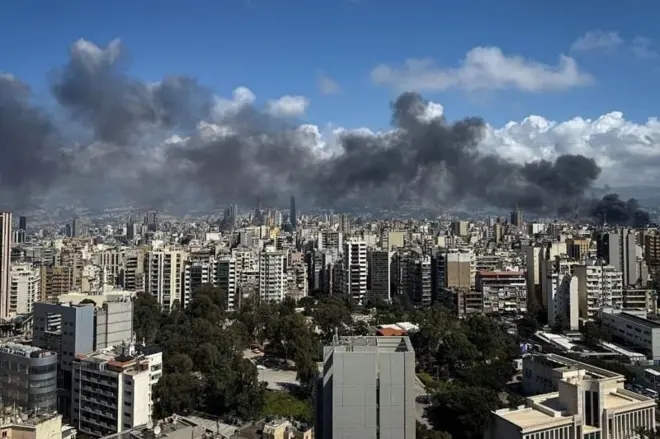 Moshi kutoka kwa mashambulizi ya anga ya Israel umetanda angani katika mji mkuu wa Lebanon, Beirut.