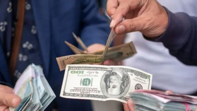 معامله دلار آمریکا در تهران