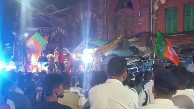 কলকাতার নিউ মার্কেটে বুলডোজার নিয়ে বিজেপি সমর্থকদের মিছিল - সংগৃহীত ছবি