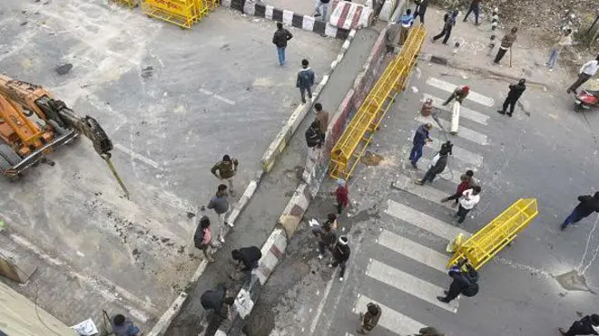 దిల్లీ, ఉత్తర్ ప్రదేశ్ సరిహద్దుల్లో గాజియాబాద్ బోర్డర్ వద్ద బారికేడ్లు