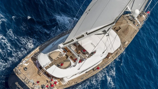 Foto aérea de um iate no mar