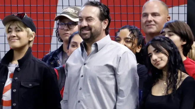 Марк Брновић (у средини) на бејзбол утакмици у Финиксу, 2022. 