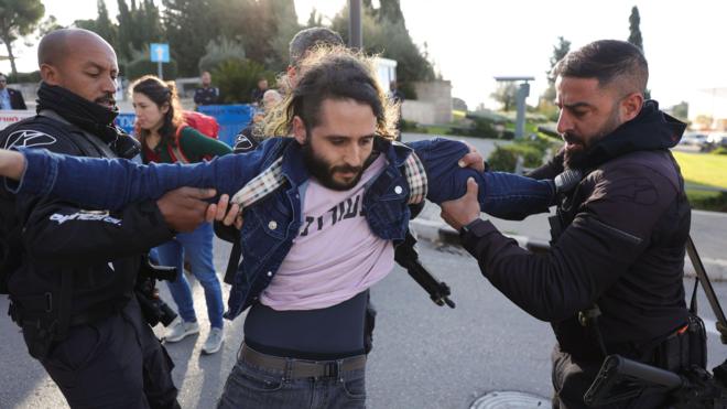 Policías custodian a un hombre en una protesta en Jersusalén