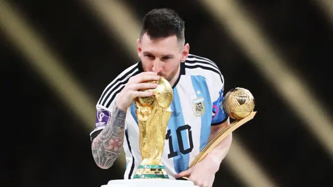 Lionel Messi besa la Copa del Mundo en 2022