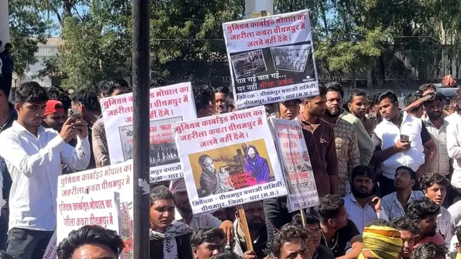 पीथमपुर में स्थानीय लोगों ने किया विरोध प्रदर्शन.