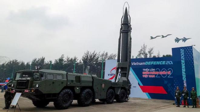 Tên lửa đất đối đất R17-E do Nga sản xuất được trưng bày tại Triển lãm Quốc phòng Quốc tế Việt Nam 2022 được tổ chức tại Hà Nội. 