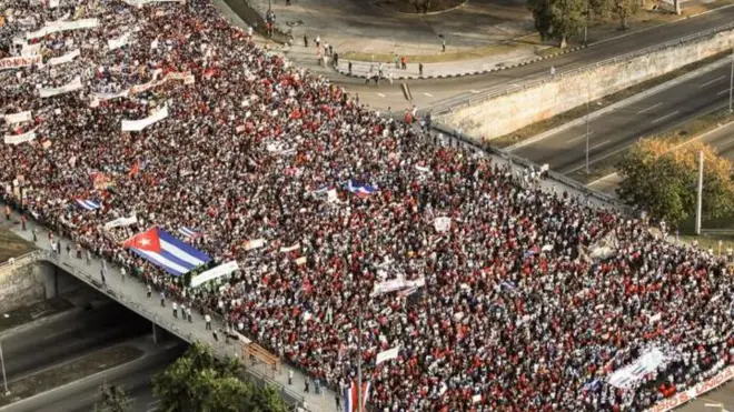 در مراسم روز کارگر، میدان انقلاب هاوانا معمولاً مملو از کارگرانی است که از سراسر کشور با اتوبوس وارد آن می‌شوند