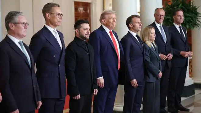 18 СЕРПНЯ: Президент США Дональд Трамп та президент України Володимир Зеленський позують для фото з європейськими лідерами після зустрічі в Овальному кабінеті Білого дому 18 серпня 2025 року у Вашингтоні, округ Колумбія. Зліва направо: прем'єр-міністр Великої Британії Кір Стармер, президент Фінляндії Александр Стубб, президент України Володимир Зеленський, президент США Дональд Трамп, президент Франції Еммануель Макрон, прем'єр-міністр Італії Джорджія Мелоні, канцлер Німеччини Фрідріх Мерц та Генеральний секретар НАТО Марк Рютте. Президент Трамп приймав президента Зеленського в Білому домі для двосторонньої зустрічі, а пізніше розширеної зустрічі з європейськими лідерами для обговорення мирної угоди між Росією та Україною.