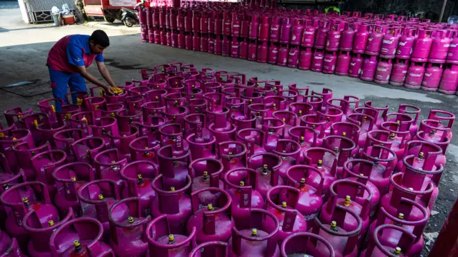 Pekerja memasang segel pada tabung gas 12 kg di distributor gas nonsubsidi di Bandung, Jawa Barat, Senin (20/4/2026). 