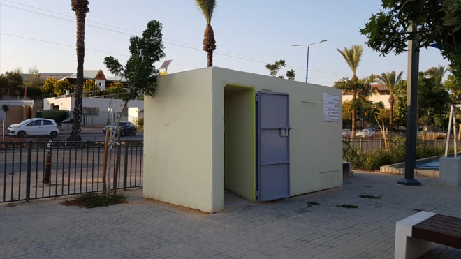 ملجأ بالشارع في منطقة غلاف غزة لحماية المواطنين الإسرائيليين من الصواريخ التي تُطلق من قطاع غزة