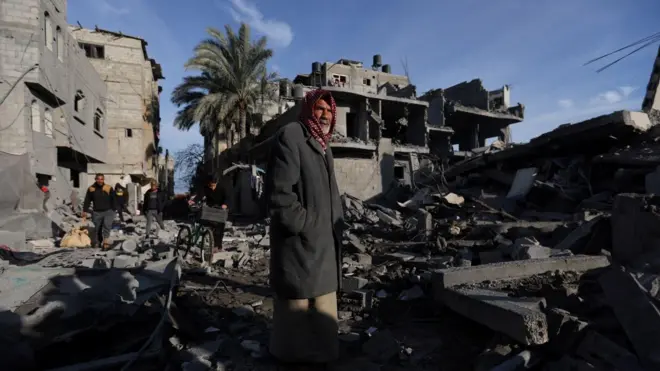 ইসরায়েলি হামলার পর রাফাহ শহরের একটি ভবন