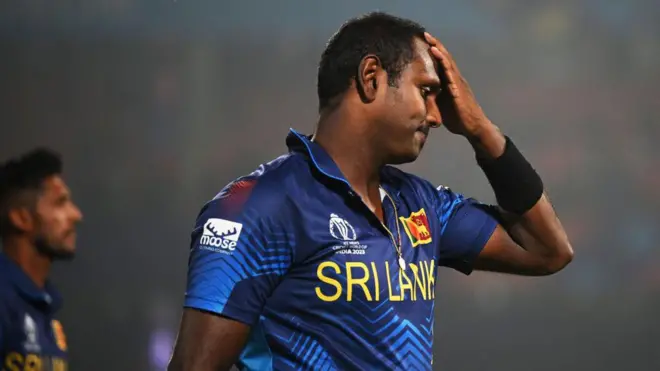 আউট ঘোষিত হওয়ার পর হতাশ ম্যাথিউজ