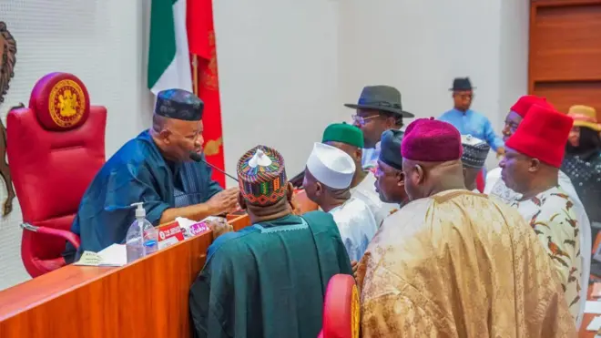 Onyeisioche ụlọomeiwu Sineti Naịjirịa bụ Godswill Akpabio na ndị omeiwu gbakọrọ na-enwe mkparịtaụka