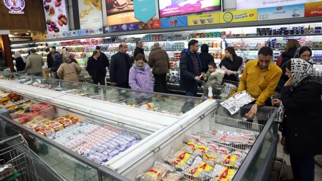 مردم مشغول خرید در شعبهای از فروشگاههای زنجیرهای شهروند در تهران، پایتخت ایران - ۲۶ دی ۱۴۰۴