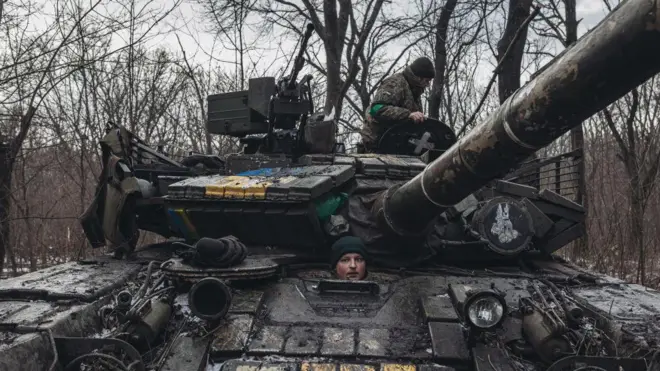 যুদ্ধক্ষেত্রে ট্যাঙ্ক নিয়ে ইউক্রেন বাহিনী