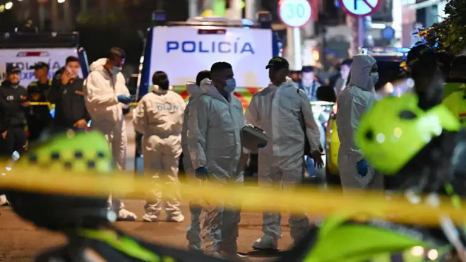 Cuerpos de emergencia trabajando en Bogotá tras el atentado a Miguel Uribe.