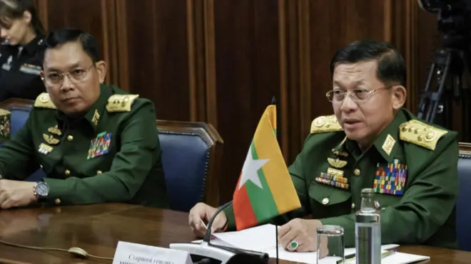 ဗိုလ်ချုပ်မှူးကြီးမင်းအောင်လှိုင်နဲ့အတူတွေ့ရတဲ့ ဒုတိယဗိုလ်ချုပ်ကြီး မိုးမြင့်ထွန်း