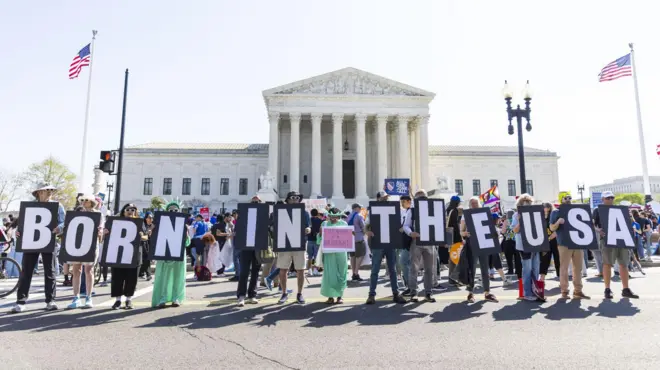 1 Nisan 2026'da ABD'nin başkenti Washington DC'de, yüksek mahkeme yargıçları Trump-Barbara davasındaki sözlü savunmaları dinlerken protestocular Yüksek Mahkeme binasının önünde toplanıyor.