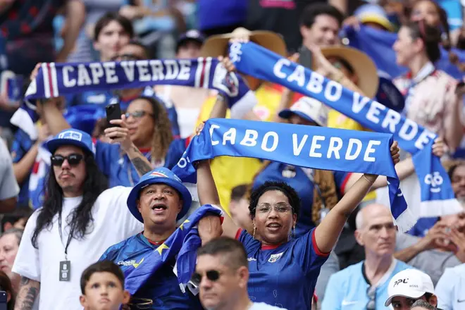Aficionados de Cabo Verde con baderas y bandas del país en el Mundial 2026.