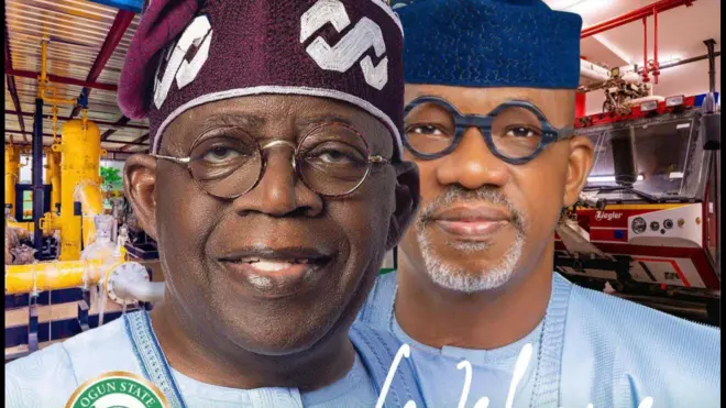 Gomina Dapo Abiodun wọ agbada pẹlu fila ati Aarẹ Bola Tinubu toun naa wọ agbada kaabọ ni papakọ ofurufu