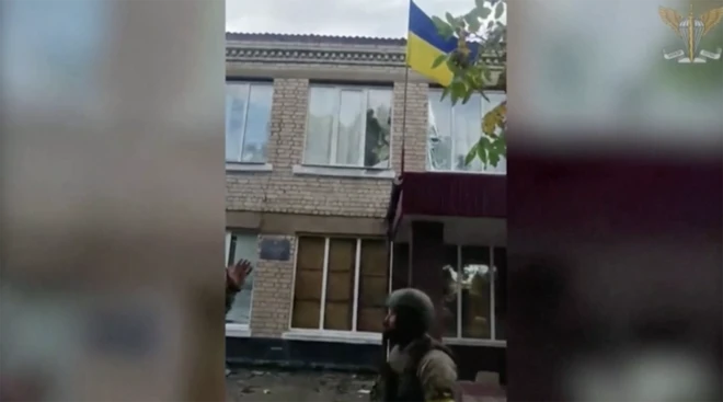 U﻿krayna askerleri ele geçirilen yerlere Ukrayna bayrağı çekti 