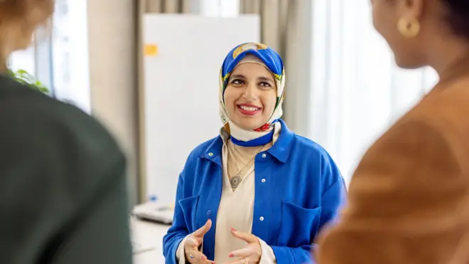 سيدة تتحدث مع غيرها 