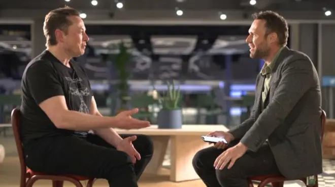 Elon Musk (ibumoso) mu kiganiro n'umunyamakuru wa BBC