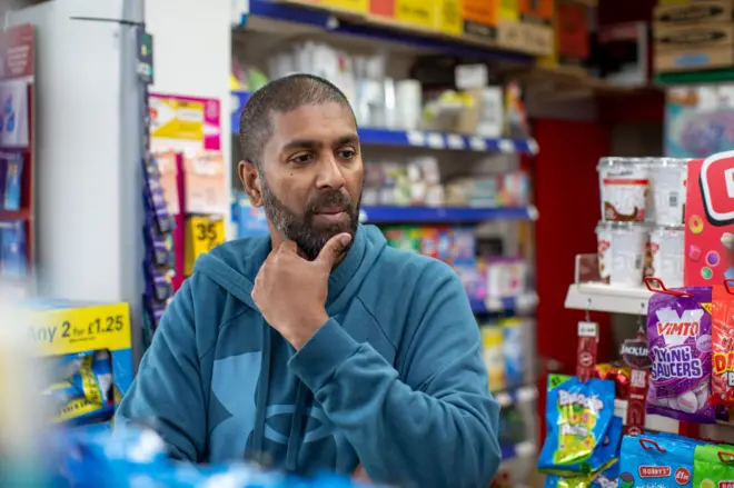 සවුත්පෝර්ට්හි වින්ඩ්සර් මිනි මාර්ට් (Windsor Mini Mart) හිමිකරු වන 90 දශකයේදී ශ්‍රී ලංකාවේ සිට එක්සත් රාජධානියට සංක්‍රමණය වූ 47 හැවිරිදි චානක බාලසූරිය එක්සත් රාජධානිය පුරා පැතිර ගිය ප්‍රචණ්ඩකාරී නොසන්සුන්තාවයෙන් දැඩි ලෙස බලපෑමට ලක් වුණු අතර ඔහු ඉන් පසුව ඇති වුණු දයානුකම්පිත ක්‍රියාවල ප්‍රතිලාභ ලත් අයෙකු ද විය.