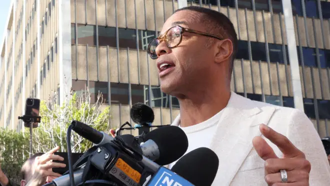 El presentador Don Lemon a las afueras del tribunal en Los Angeles el viernes 30 de enero de 2026