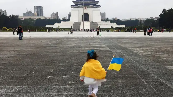 台北自由广场上的小童手持乌克兰国旗。
