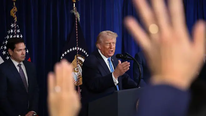 ABD Başkanı Donald Trump ve Dışişleri Bakanı Marco Rubio basın toplantısında görülüyor.