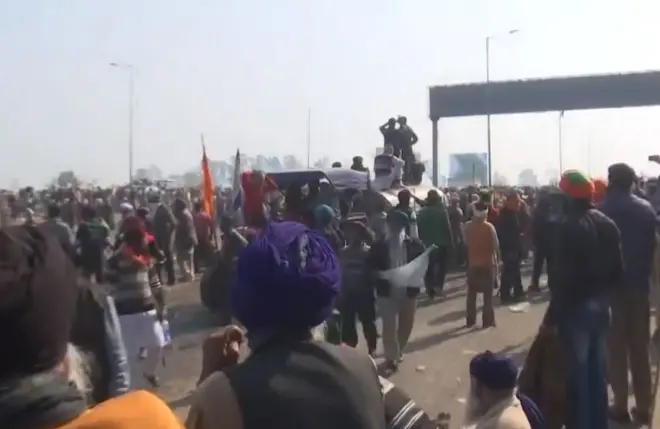 নিজেদের সিদ্ধান্তে অনড় আন্দোলনরত কৃষকেরা।