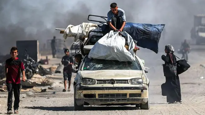 Палестинцы бегут со своим имуществом на юг Газы из-за интенсивных израильских атак на север сектора Газа, Дейр-эль-Балах, Газа, 2 октября 2025 года