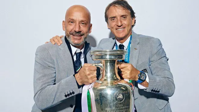 روبرتو مانچینی (راست) و جانلوکا ویالی پس از قهرمانی در یورو ۲۰۲۰