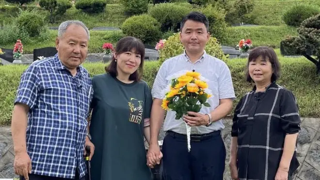 Jang Jun-ha (second from the right) and his family visited his brother's grave last summer