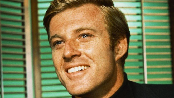 На фотографии Роберту Редфорду около 20 лет. Он лучезарно улыбается.