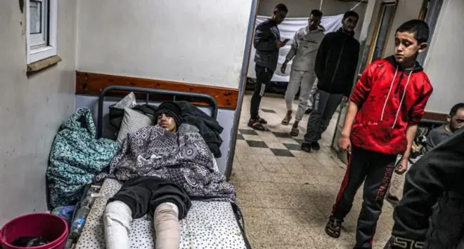 ग़ज़ा के एक अस्पताल में इलाज कराता एक घायल