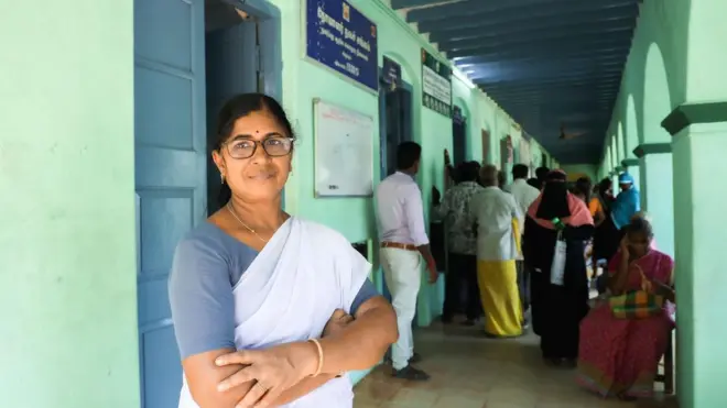 Kathija tana tsaye a gaban asibitin da take aiki