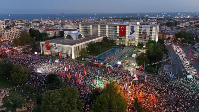 Saraçhane'de binlerce insan görülüyor (1 Temmuz 2025)