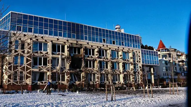 Фасад зруйнованого корпусу клініки "Медіком" у Києві