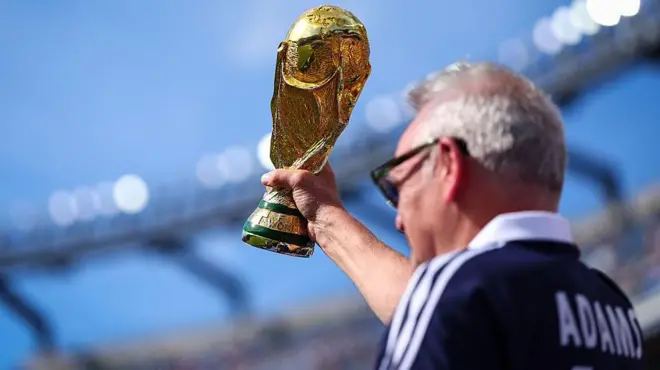Bir İskoçya taraftarı, Fas'a karşı C Grubu maçından önce tribünlerde bir kopya FIFA Dünya Kupası Kupası topladı