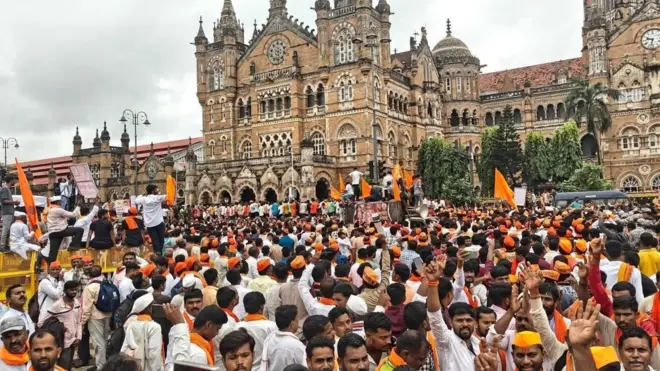 सीएसएमटी रेल्वे स्थानकात मराठा आंदोलकांची मोठ्या प्रमाणात गर्दी